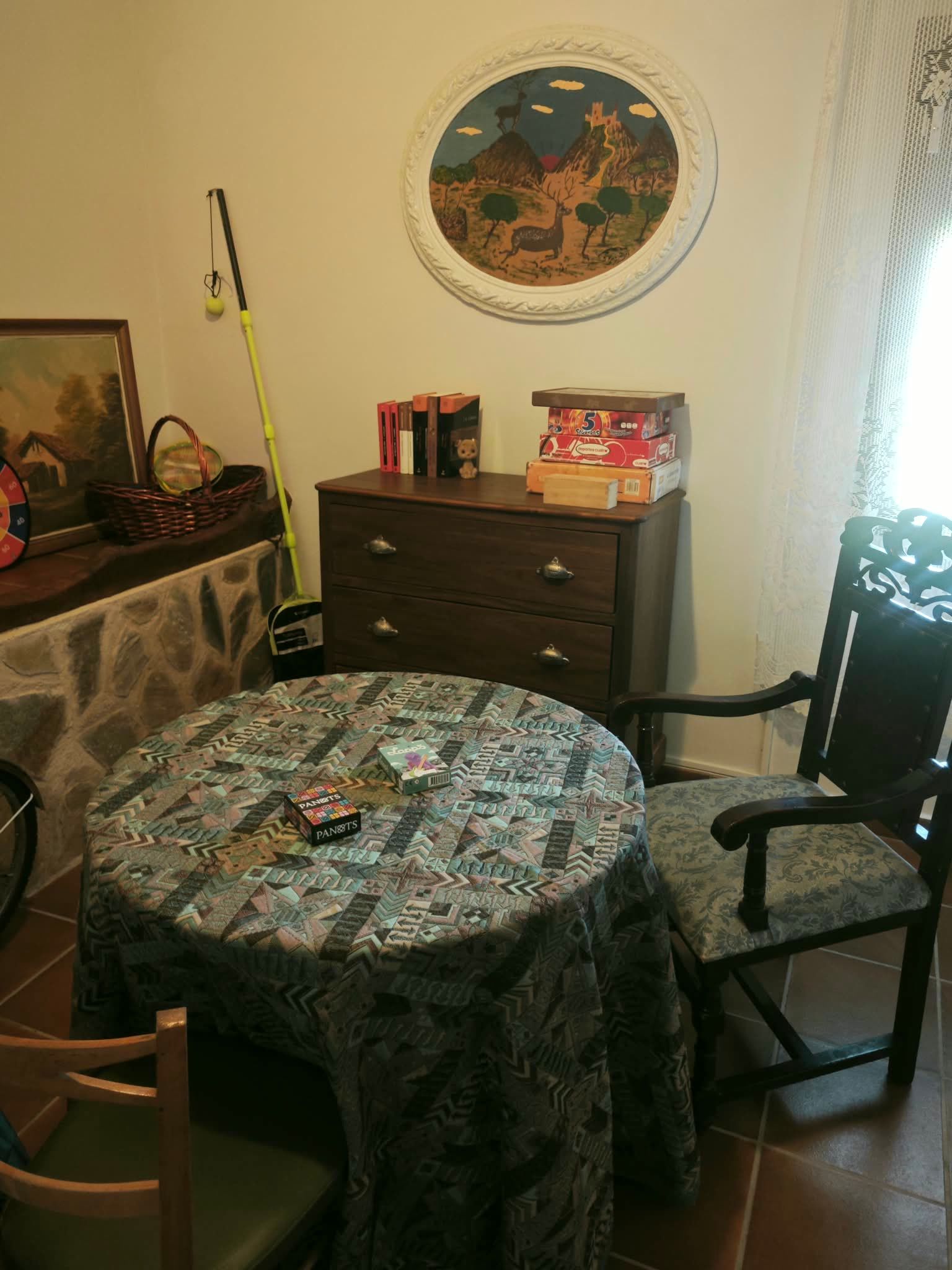 Sala de usos varios con mesa camilla